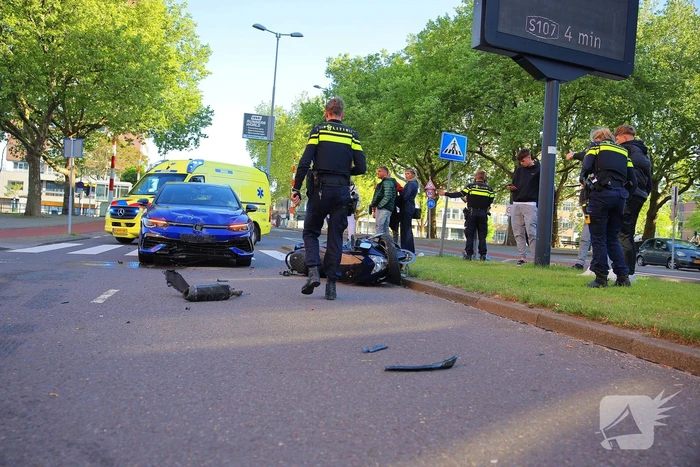 Motorrijder gewond bij botsing, automobilist mee naar bureau