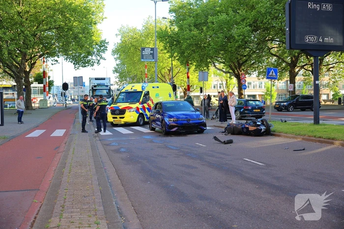 Motorrijder gewond bij botsing, automobilist mee naar bureau