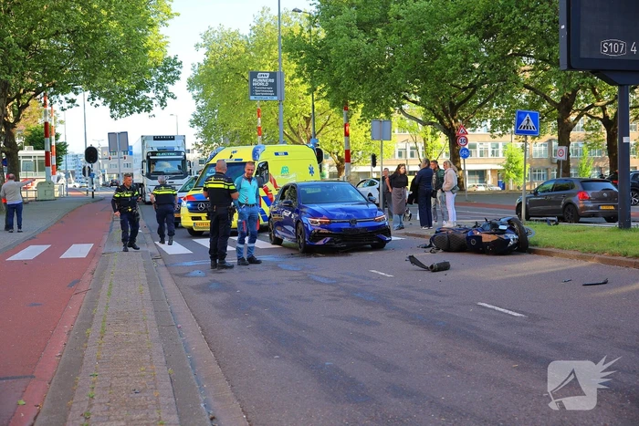 Motorrijder gewond bij botsing, automobilist mee naar bureau