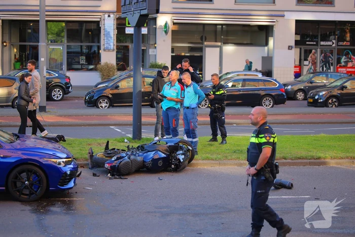 Motorrijder gewond bij botsing, automobilist mee naar bureau
