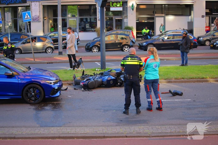Motorrijder gewond bij botsing, automobilist mee naar bureau