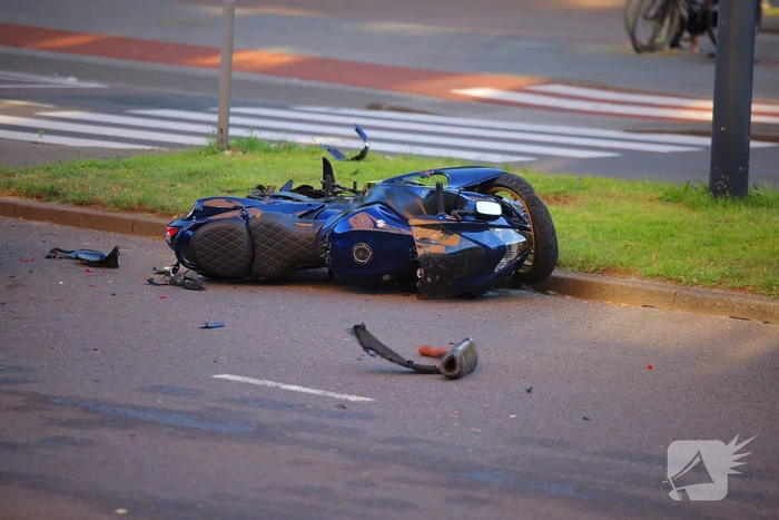 Motorrijder gewond bij botsing, automobilist mee naar bureau