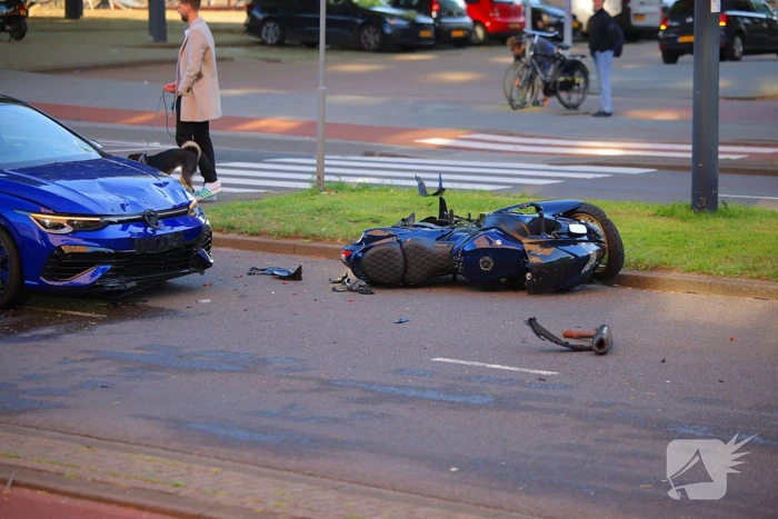 Motorrijder gewond bij botsing, automobilist mee naar bureau