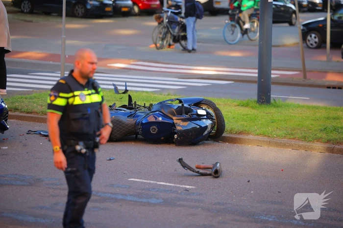 Motorrijder gewond bij botsing, automobilist mee naar bureau