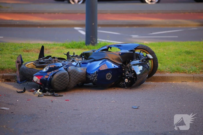 Motorrijder gewond bij botsing, automobilist mee naar bureau