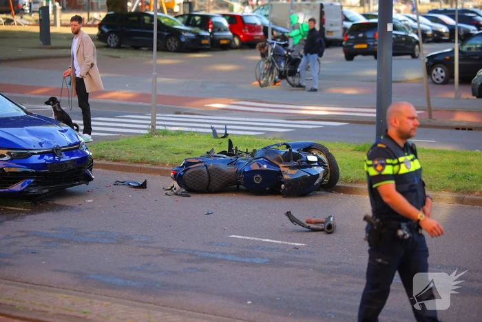 Motorrijder gewond bij botsing, automobilist mee naar bureau