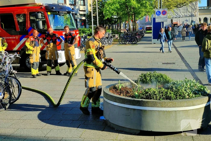 Brandweer ingezet vanwege smeulende bloembak