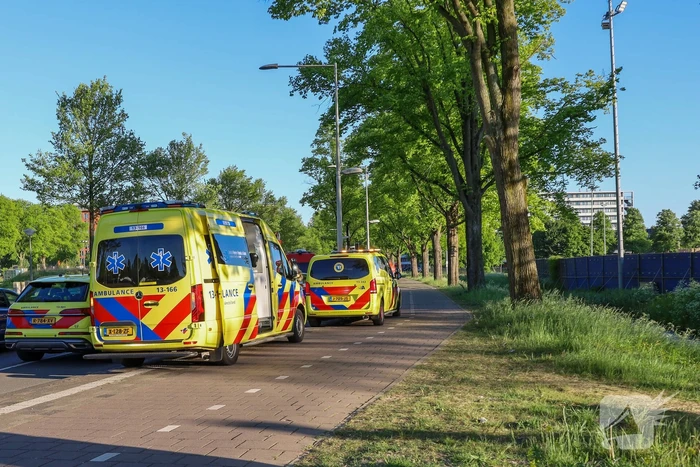 Brandweer redt vrouw uit sloot