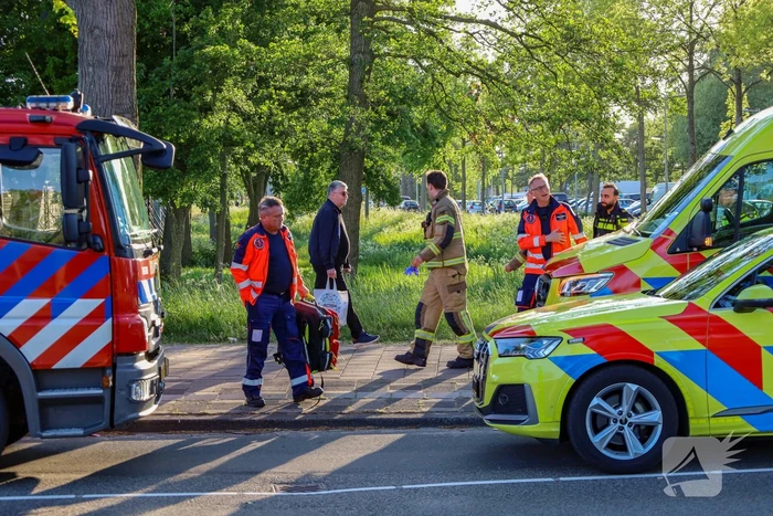 Brandweer redt vrouw uit sloot