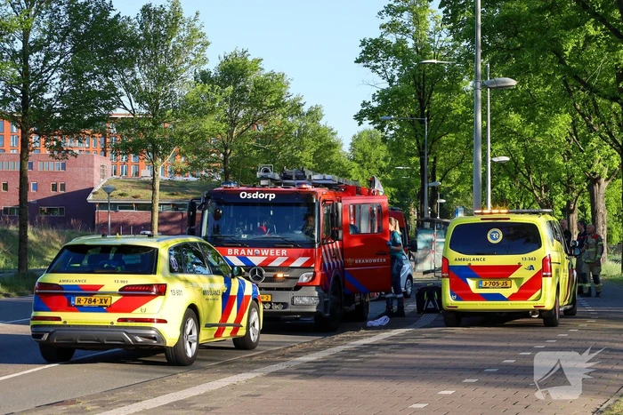 Brandweer redt vrouw uit sloot