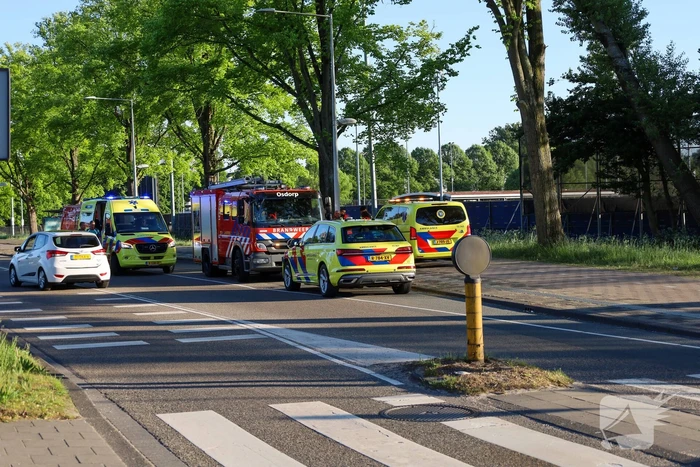 Brandweer redt vrouw uit sloot