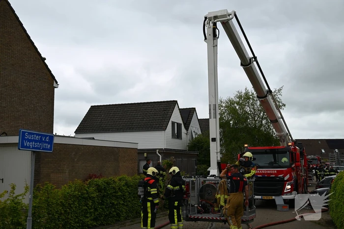 Brandweer groots ingezet bij grote brand in woning