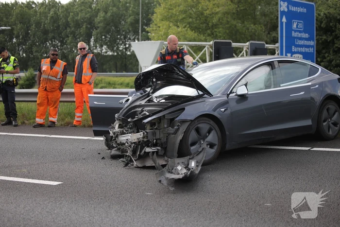 Bestuurder verliest controle en botst tegen RIMOB