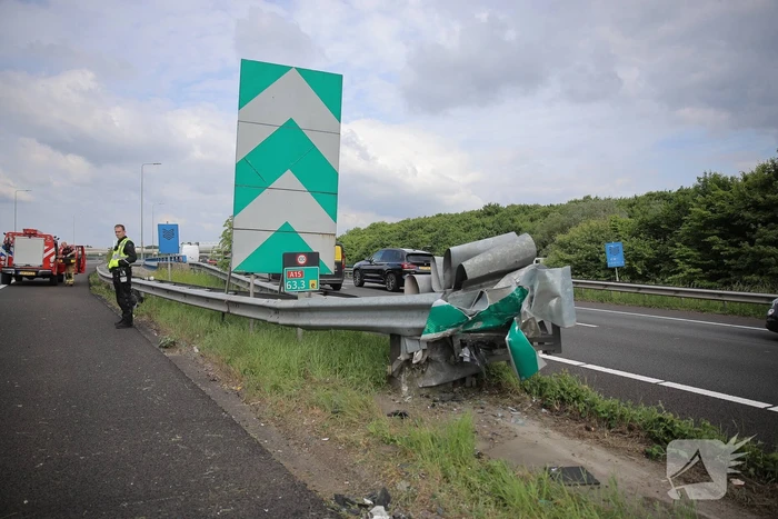 Bestuurder verliest controle en botst tegen RIMOB