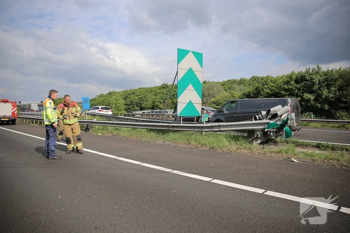 Bestuurder verliest controle en botst tegen RIMOB