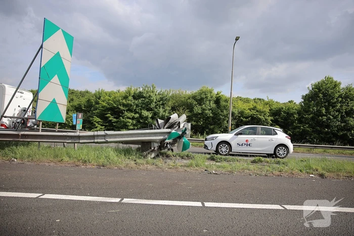 Bestuurder verliest controle en botst tegen RIMOB