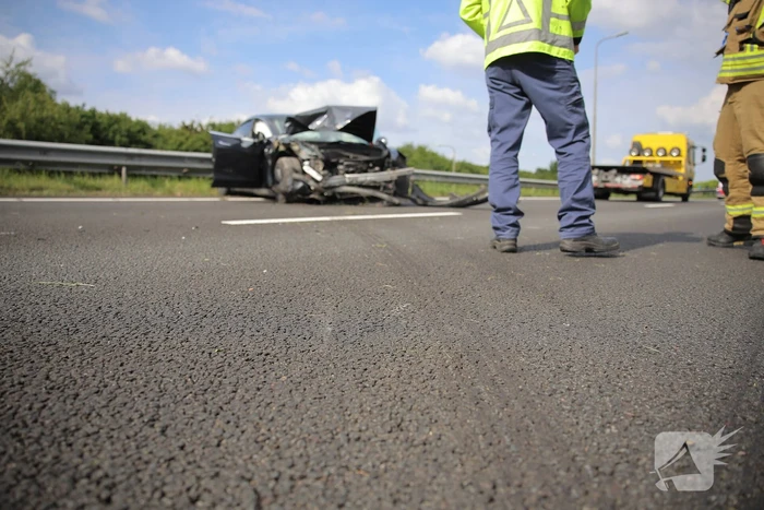 Bestuurder verliest controle en botst tegen RIMOB