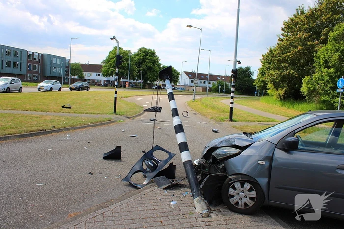 Verkeerslicht buiten werking na aanrijding