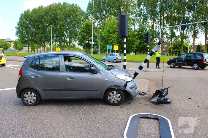 Verkeerslicht buiten werking na aanrijding