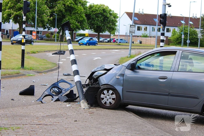 Verkeerslicht buiten werking na aanrijding