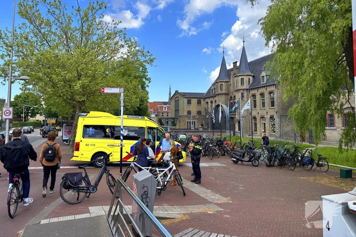 Automobilist en fietser botsen
