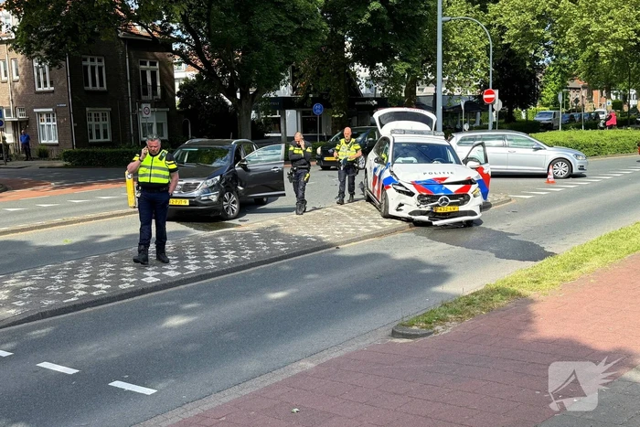 Politie voertuig betrokken bij ongeval met personenauto
