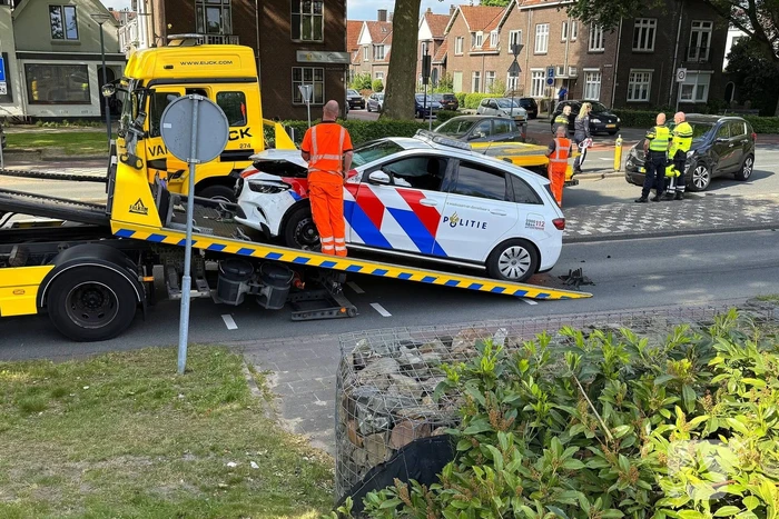 Politie voertuig betrokken bij ongeval met personenauto