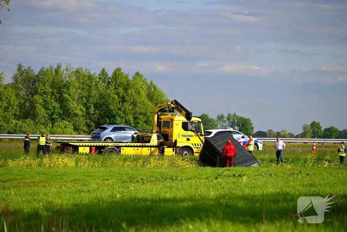 Bestelbus raakt van snelweg en belandt in greppel