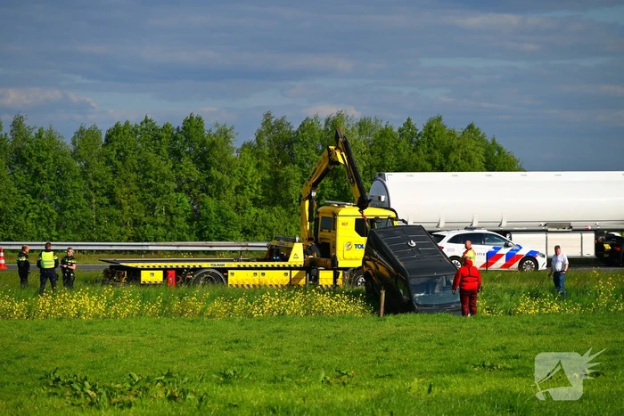 Bestelbus raakt van snelweg en belandt in greppel
