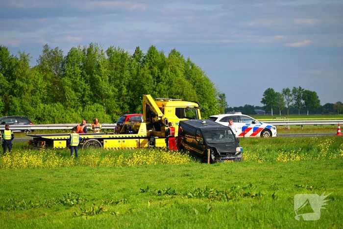Bestelbus raakt van snelweg en belandt in greppel