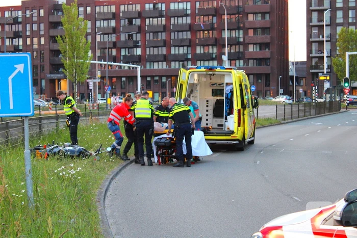 Motorrijder vliegt uit de bocht en raakt gewond