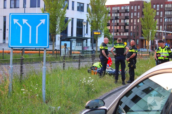 Motorrijder vliegt uit de bocht en raakt gewond
