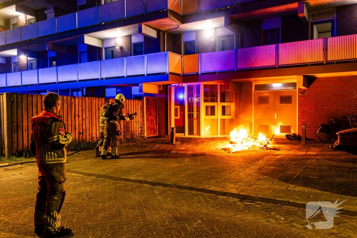 Scooter in brand gestoken achter flat