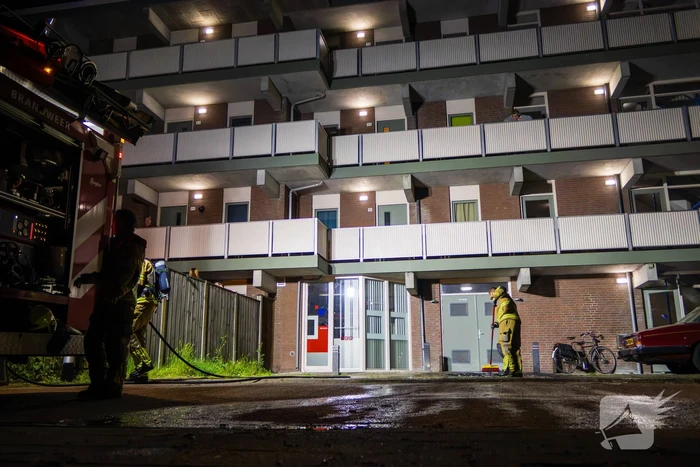 Scooter in brand gestoken achter flat