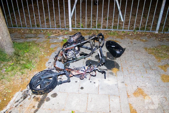 Scooter in brand gestoken achter flat