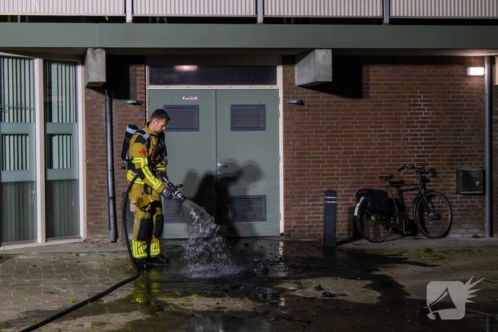 Scooter in brand gestoken achter flat