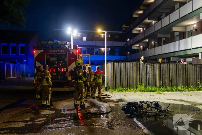 Scooter in brand gestoken achter flat