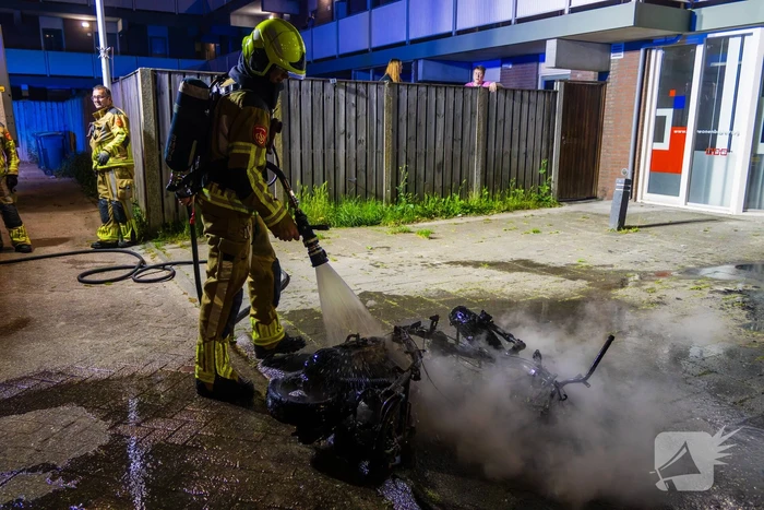 Scooter in brand gestoken achter flat
