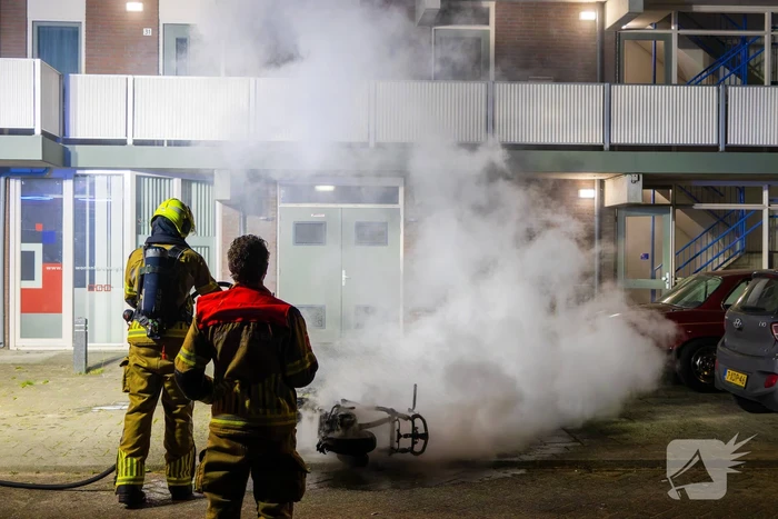 Scooter in brand gestoken achter flat