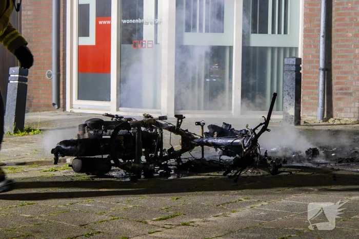 Scooter in brand gestoken achter flat