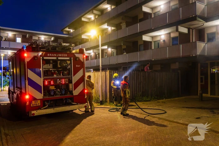 Scooter in brand gestoken achter flat
