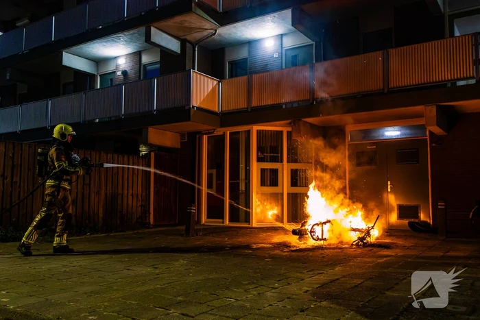 Scooter in brand gestoken achter flat