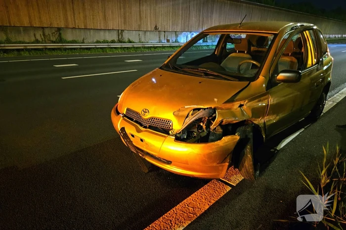 Auto belandt in vangrail na uitwijkmanoeuvre