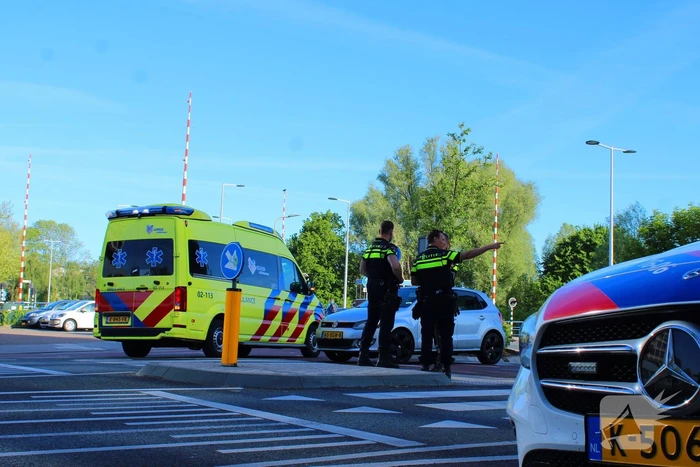 Scooter en auto botsen, vrouw gewond