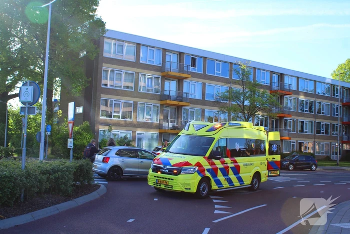 Scooter en auto botsen, vrouw gewond