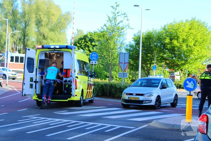 Scooter en auto botsen, vrouw gewond