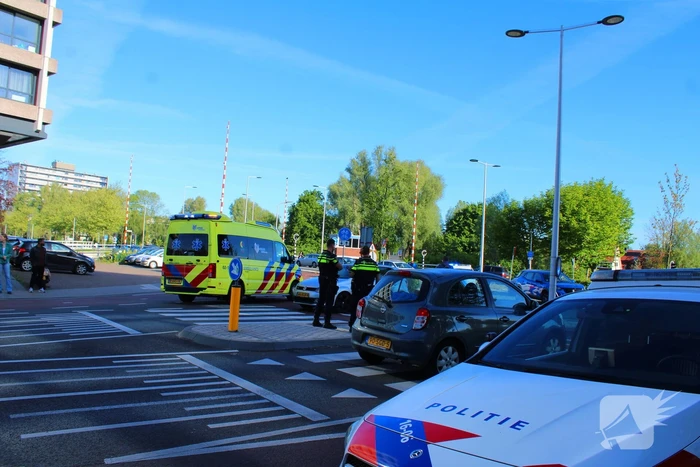 Scooter en auto botsen, vrouw gewond
