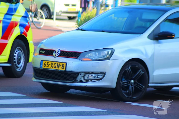 Scooter en auto botsen, vrouw gewond
