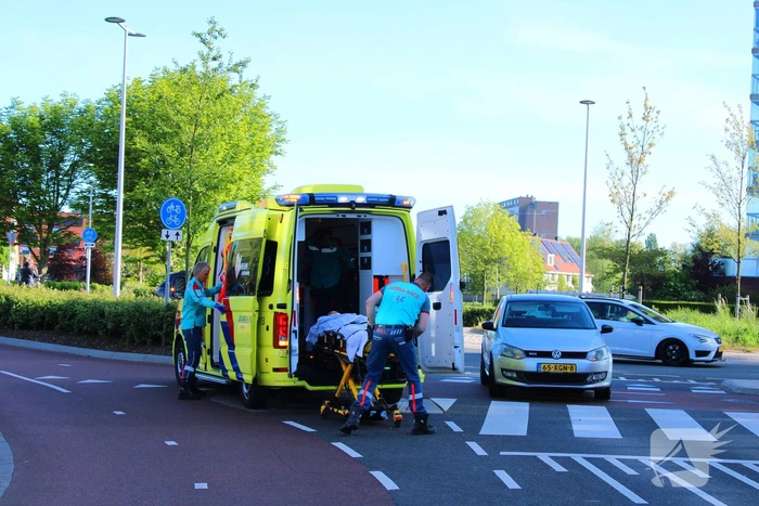 Scooter en auto botsen, vrouw gewond