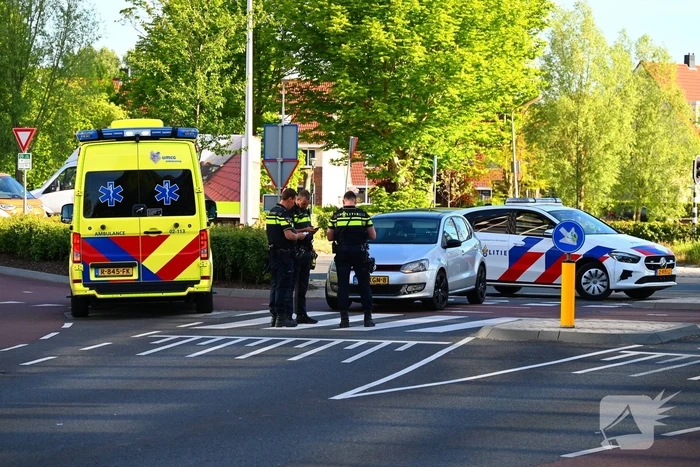 Scooter en auto botsen, vrouw gewond